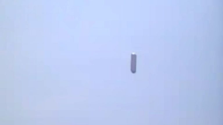 Cigar-shaped UFO filmed over Brazil